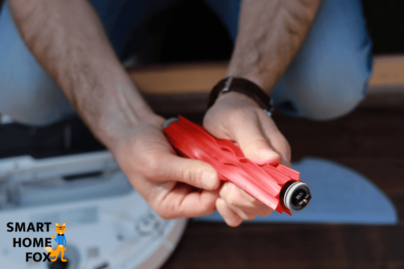 Holding the Roborock S7’s rubber brush in the hand